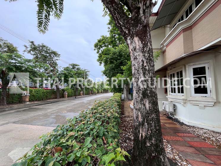 House with Shared Pool in Srinakarin 